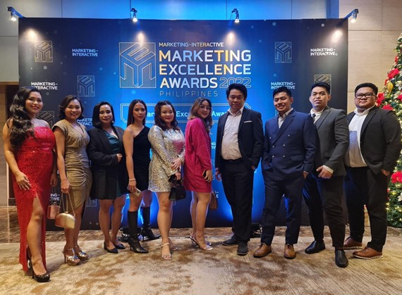 LeapOut Team accepts the recognition from the Marketing Excellence 2022